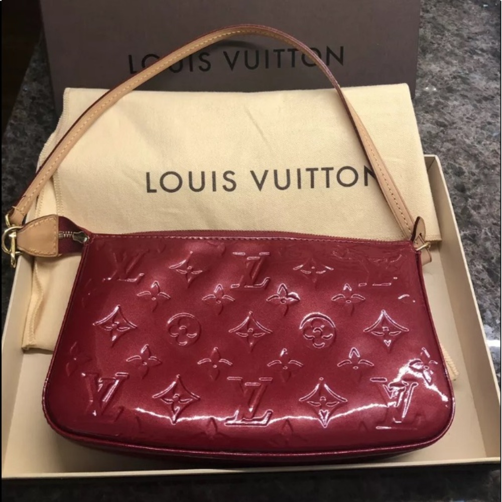 Red vernis Louis Vuitton pochette EUC rose indien
